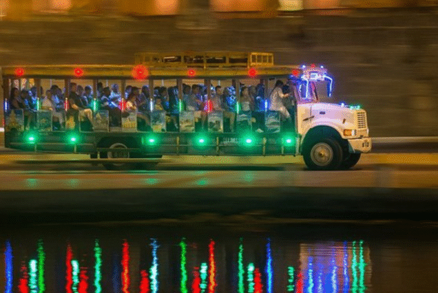 Chiva Party Cartagena: ¡Diversión y fiesta sobre ruedas!